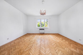Pokoj má okna do zahrady - Prodej bytu 2+kk v osobním vlastnictví 48 m², Praha 4 - Podolí