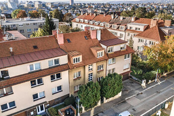 Pohled na dům a okolní zástavbu z dronu - Prodej bytu 2+kk v osobním vlastnictví 48 m², Praha 4 - Podolí 