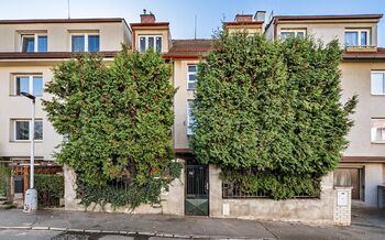Pohled na dům z ulice - Prodej bytu 2+kk v osobním vlastnictví 48 m², Praha 4 - Podolí