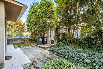 Dvorek před bytovým domem - Prodej bytu 2+kk v osobním vlastnictví 48 m², Praha 4 - Podolí