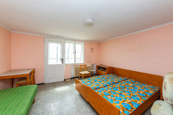 Ložnice podkorví - Prodej zemědělského objektu 365 m², Soběhrdy
