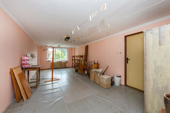 Ložnice podkorví - Prodej zemědělského objektu 365 m², Soběhrdy