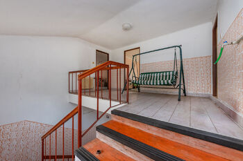 Schodiště do podkroví - Prodej zemědělského objektu 365 m², Soběhrdy