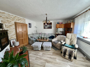 Obývací pokoj s kamny - Prodej domu 200 m², Valašská Bystřice