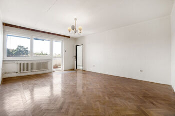 Obývací pokoj 26m² - Prodej bytu 3+1 v osobním vlastnictví 87 m², Praha 10 - Strašnice