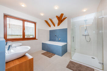 Koupelna 2 NP - Prodej domu 300 m², Praha 5 - Řeporyje
