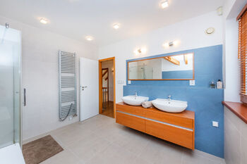 Koupelna 2 NP - Prodej domu 300 m², Praha 5 - Řeporyje