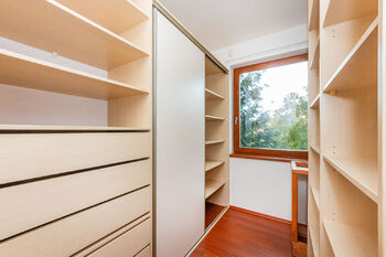 Šatna ložnice  - Prodej domu 300 m², Praha 5 - Řeporyje