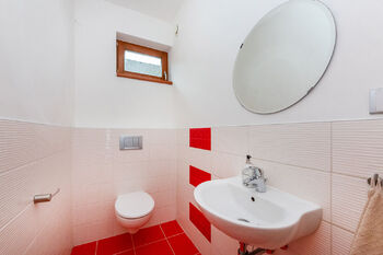 Toaleta 1 NP - Prodej domu 300 m², Praha 5 - Řeporyje