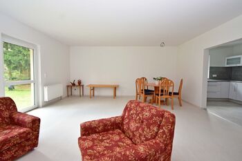 Obývací pokoj s jídelním koutem a vstupem na zahradu.  - Prodej domu 100 m², Vlastislav