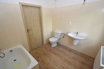 Koupelna s vanou, sprchovým koutem, toaletou a umyvadlem.  - Prodej domu 100 m², Vlastislav