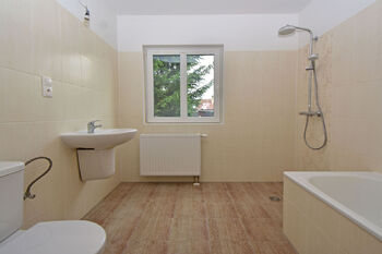 Koupelna s vanou, sprchovým koutem, toaletou a umyvadlem.  - Prodej domu 100 m², Vlastislav