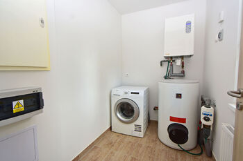 Samostatná toaleta a technická místnost. - Prodej domu 100 m², Vlastislav