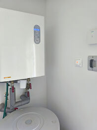 Samostatná toaleta a technická místnost včetně  elektrického bojleru, elektrokotle a místem na pračku. - Prodej domu 100 m², Vlastislav
