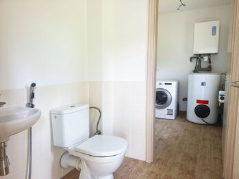 Samostatná toaleta a technická místnost. - Prodej domu 100 m², Vlastislav