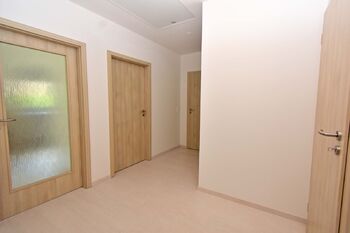 Prostorná chodba.  - Prodej domu 100 m², Vlastislav