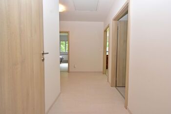 Prostorná chodba.  - Prodej domu 100 m², Vlastislav