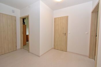 Prostorná chodba.  - Prodej domu 100 m², Vlastislav
