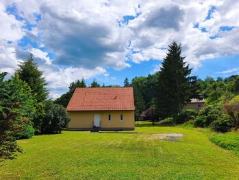 Pohled na dům od vjezdové brány.  - Prodej domu 100 m², Vlastislav