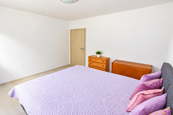 Samostatná ložnice s krásným výhledem do zahrady.  - Prodej domu 100 m², Vlastislav