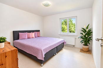 Samostatná ložnice s krásným výhledem do zahrady.  - Prodej domu 100 m², Vlastislav