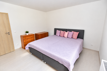 Samostatná ložnice s krásným výhledem do zahrady.  - Prodej domu 100 m², Vlastislav