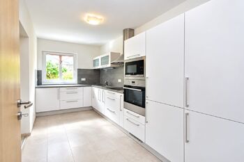 Kuchyně včetně vestavěných spotřebičů.  - Prodej domu 100 m², Vlastislav