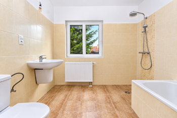 Koupelna s vanou, sprchovým koutem, toaletou a umyvadlem.  - Prodej domu 100 m², Vlastislav