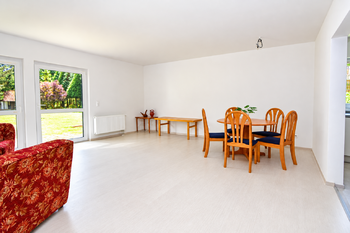Obývací pokoj s jídelním koutem a vstupem na zahradu.  - Prodej domu 100 m², Vlastislav
