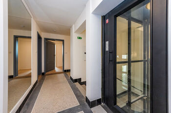 7. Výtah v domě - Prodej bytu 2+kk v osobním vlastnictví 38 m², Praha 3 - Žižkov