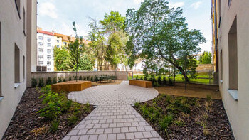 12. Klidné posezení ve vnitrobloku domu - Prodej bytu 2+kk v osobním vlastnictví 38 m², Praha 3 - Žižkov