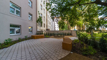 13. Klidné posezení ve vnitrobloku domu - Prodej bytu 2+kk v osobním vlastnictví 38 m², Praha 3 - Žižkov