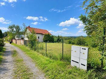 Pohled na pozemek z ulice - Prodej pozemku 1346 m², Kamenice