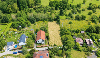 Pohled na pozemek z ulice - Prodej pozemku 1346 m², Kamenice