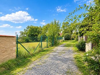 Pohled na pozemek z ulice - Prodej pozemku 1346 m², Kamenice