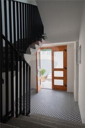 vstup do domu - Pronájem bytu 3+kk v osobním vlastnictví 97 m², Praha 4 - Krč