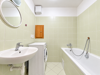 Koupelna - Prodej bytu 3+1 v osobním vlastnictví 55 m², Milovice