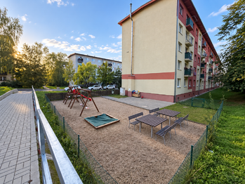 Dětské hřiště - Prodej bytu 3+1 v osobním vlastnictví 55 m², Milovice