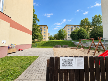 Dětské hřiště - Prodej bytu 3+1 v osobním vlastnictví 55 m², Milovice