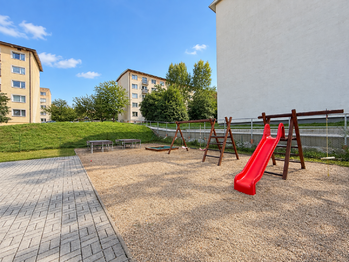 Dětské hřiště - Prodej bytu 3+1 v osobním vlastnictví 55 m², Milovice