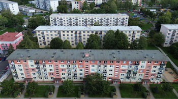Pohled na dům - Prodej bytu 3+1 v osobním vlastnictví 55 m², Milovice