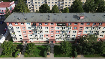 Pohled na dům - Prodej bytu 3+1 v osobním vlastnictví 55 m², Milovice
