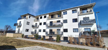 Pohled na bytový dům ze zadní strany - Pronájem bytu 2+kk v osobním vlastnictví 48 m², Rostěnice-Zvonovice