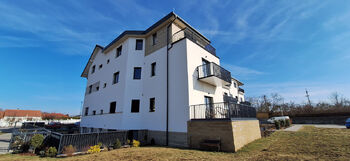 Pohled na bytový dům ze zadní strany - Pronájem bytu 2+kk v osobním vlastnictví 48 m², Rostěnice-Zvonovice
