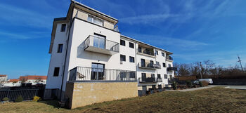 Pohled na bytový dům ze zadní strany - Pronájem bytu 2+kk v osobním vlastnictví 48 m², Rostěnice-Zvonovice