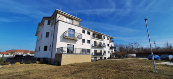 Pohled na bytový dům ze zadní strany - Pronájem bytu 2+kk v osobním vlastnictví 48 m², Rostěnice-Zvonovice