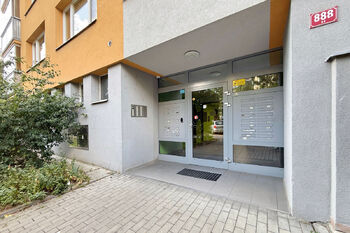 vchod do domu - Prodej bytu 3+1 v osobním vlastnictví 68 m², Mladá Boleslav