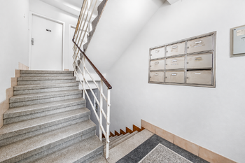 Chodba domu - Prodej bytu 2+kk v osobním vlastnictví 42 m², Praha 4 - Podolí
