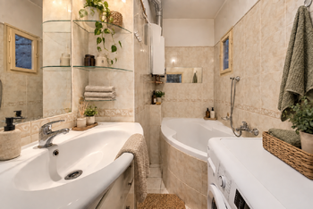 Koupelna s rohovou vanou - Prodej bytu 2+kk v osobním vlastnictví 42 m², Praha 4 - Podolí