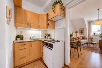 Kuchyně bytu s průhledem do obývacího pokoje - Prodej bytu 2+kk v osobním vlastnictví 42 m², Praha 4 - Podolí